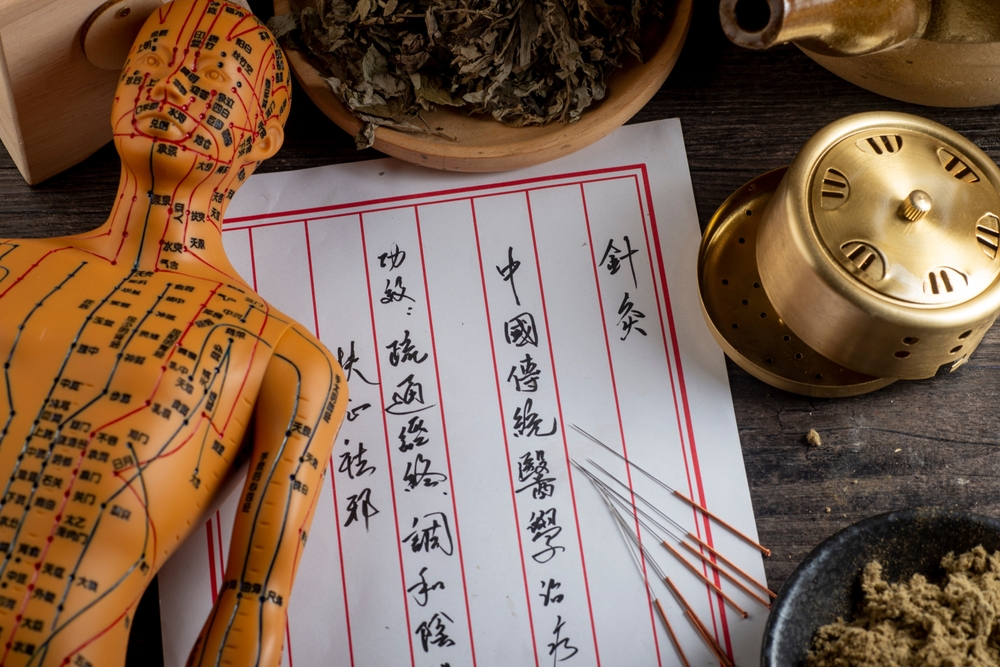 A,moxibustion,és,a,kínai,gyógynövényes,gyógyászat,háttere.,Kínai,írásjelek,fordítása?akupunktúra